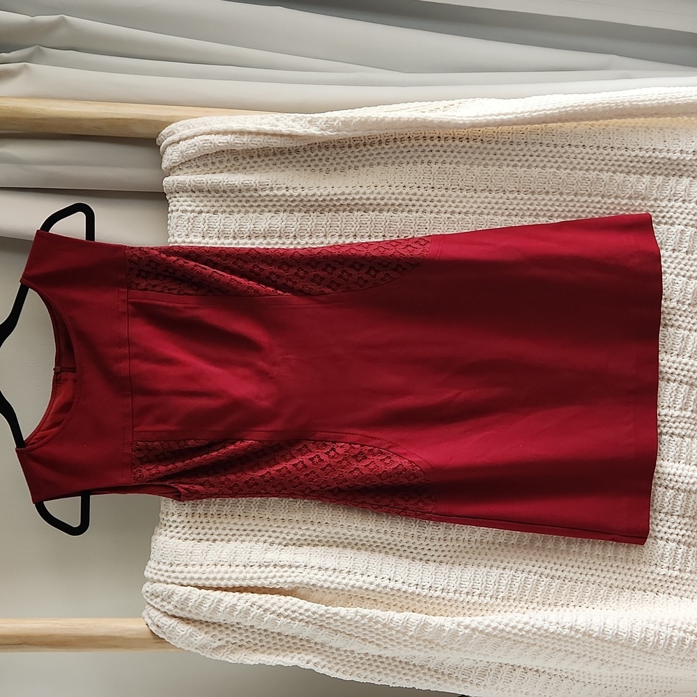 Trina Turk Sleeveless Red Burgundy Lace Sheath Dress Size 4